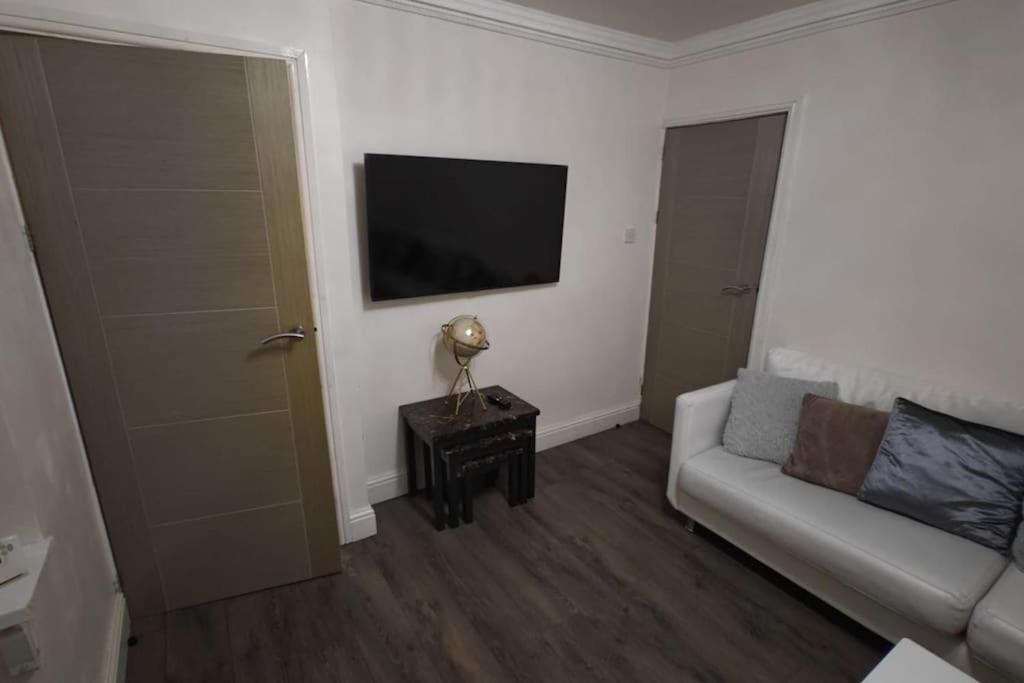 Дом отдыха Cosy Semi-detached House To In West Yorkshire 2 Bedroom *